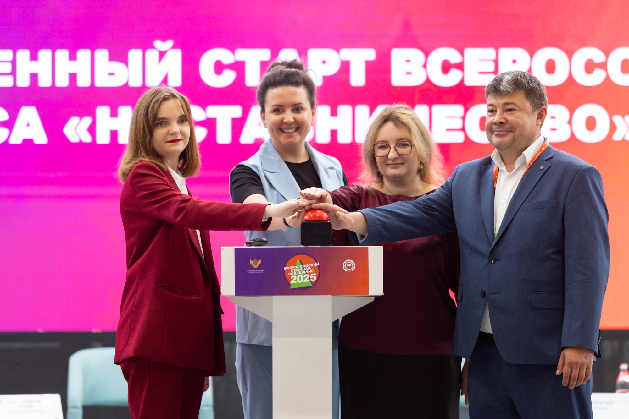 Дмитрий Чернышенко и Сергей Кравцов отметили важность системы наставничества в России.