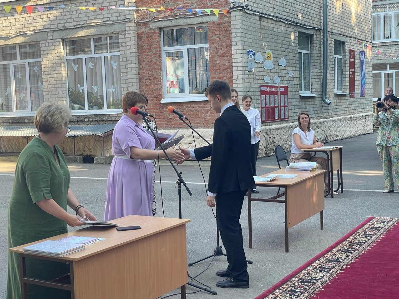 Вручение аттестатов 9-м классам.