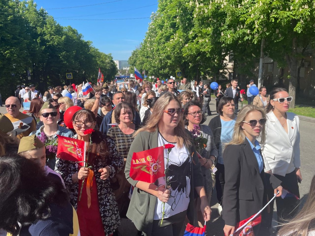 Праздничное шествие, посвященное Дню Победы.