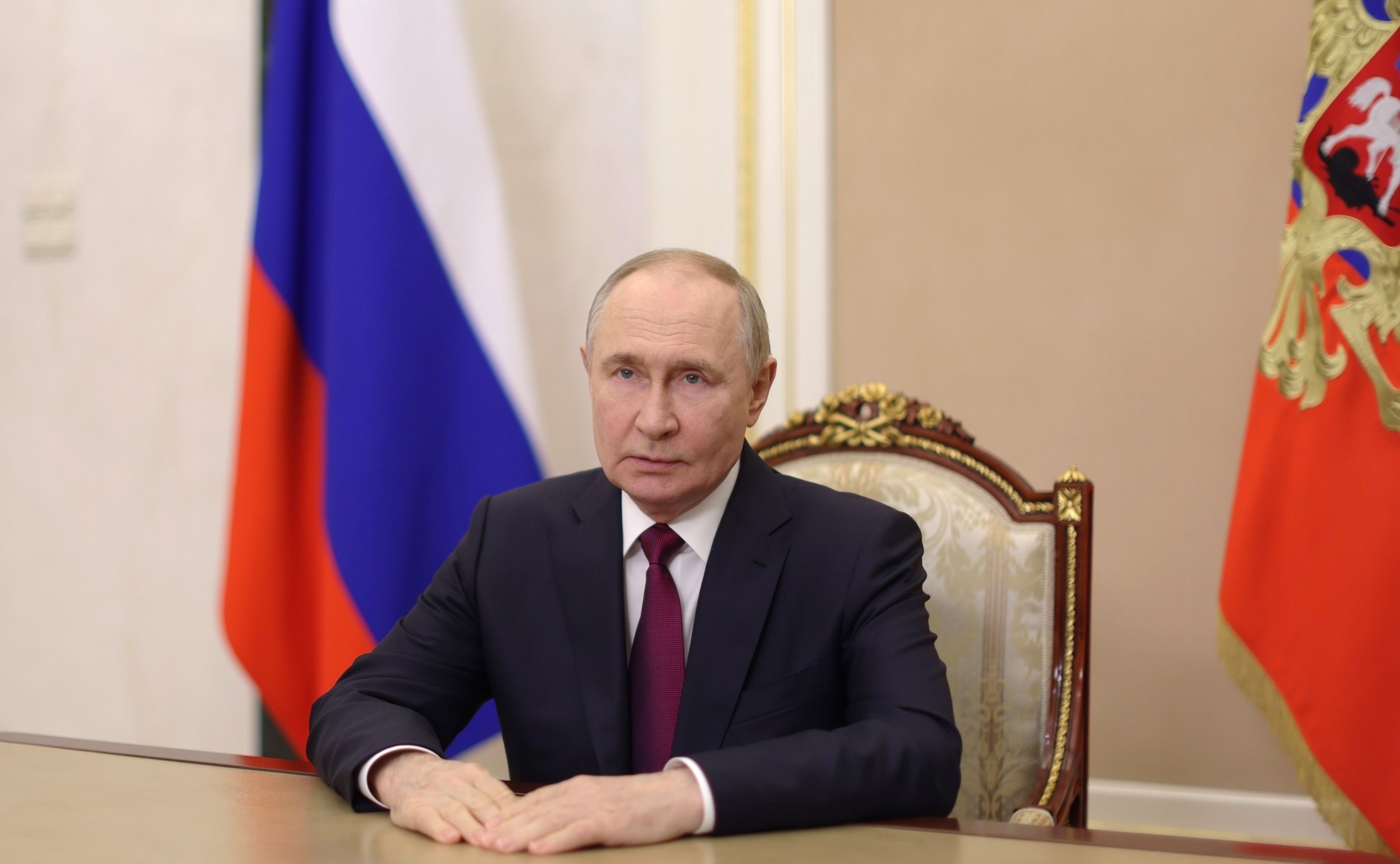 Владимир Путин поздравил выпускников с окончанием школы.